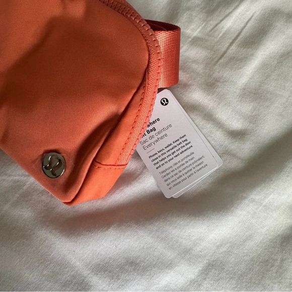 🆕🧡 Lululemon Everywhere Belt Bag Coral Kiss - Picture 3 of 6